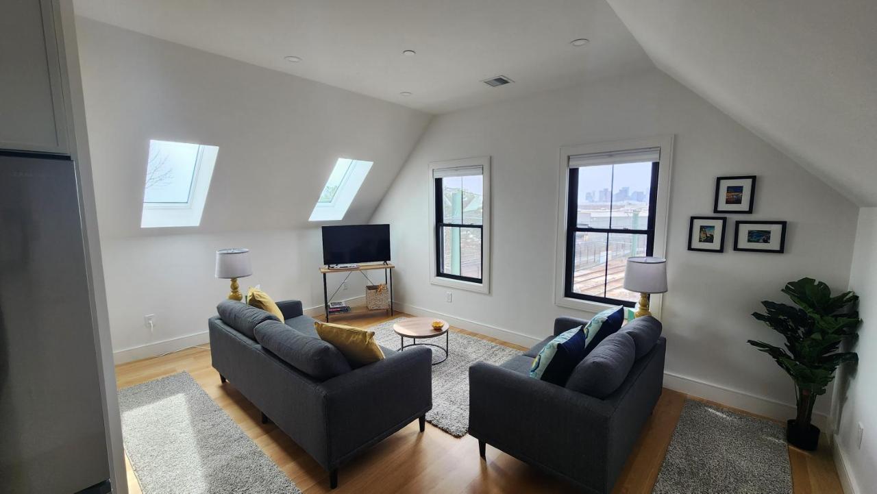 B&B Boston - Ultra Convenient East Boston Luxury Condo - Bed and Breakfast Boston