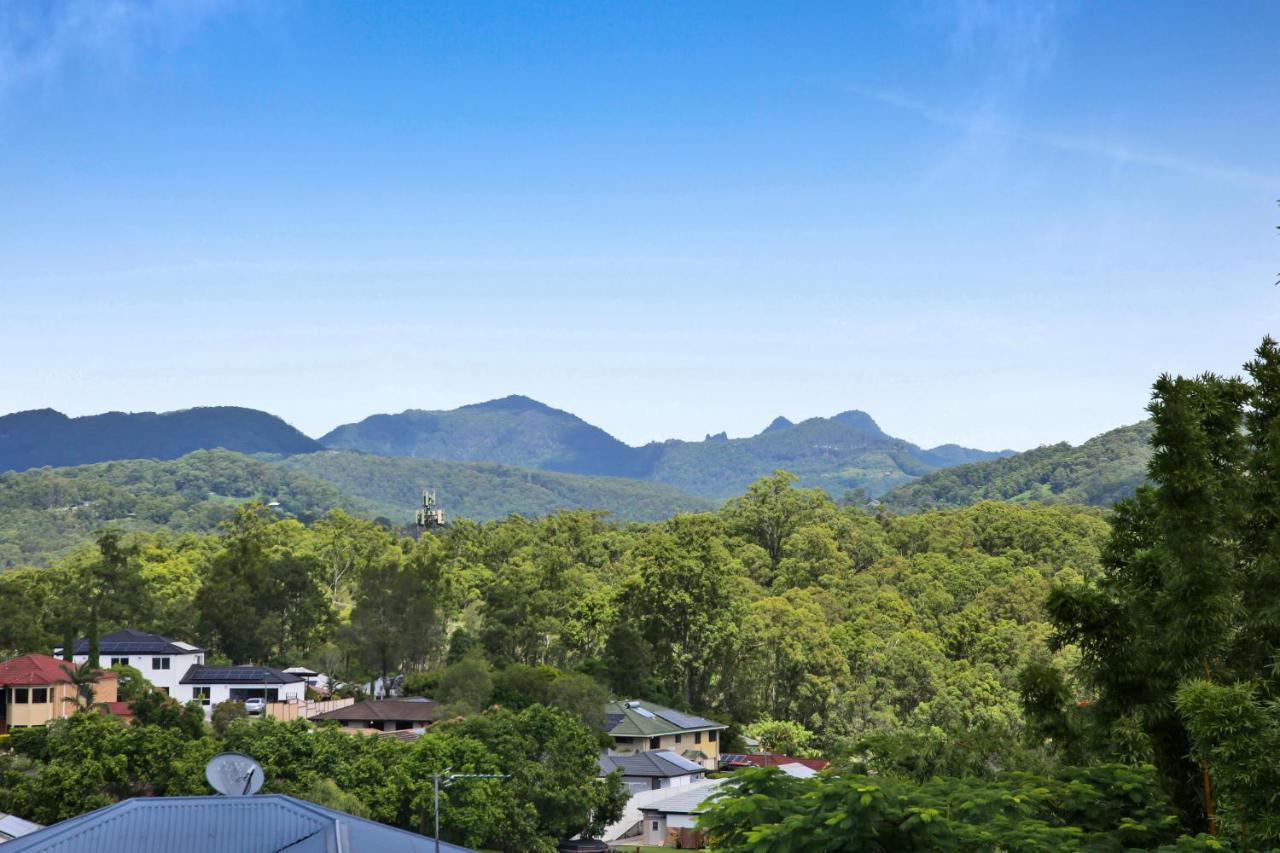 B&B Gold Coast - Glorious 5-Bed Amidst Nature in Burleigh Heads - Bed and Breakfast Gold Coast