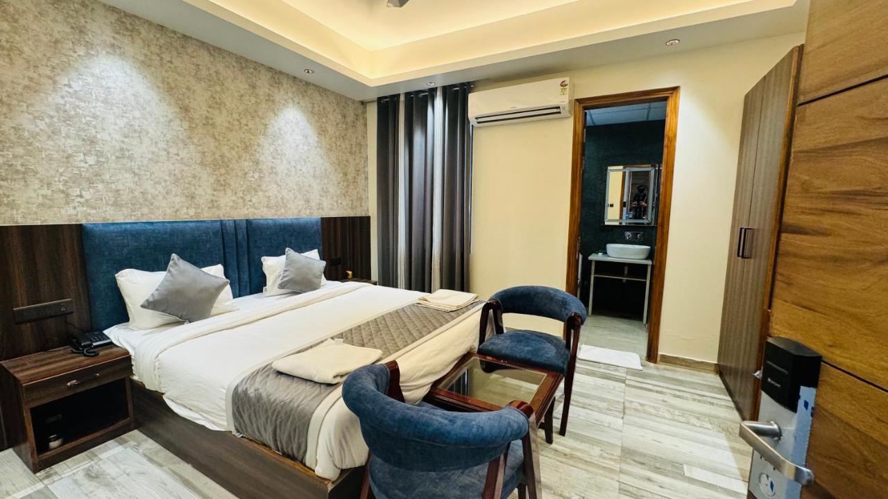 B&B Greater Noida - Raksha Suites & Banquet Greater Noida - Bed and Breakfast Greater Noida