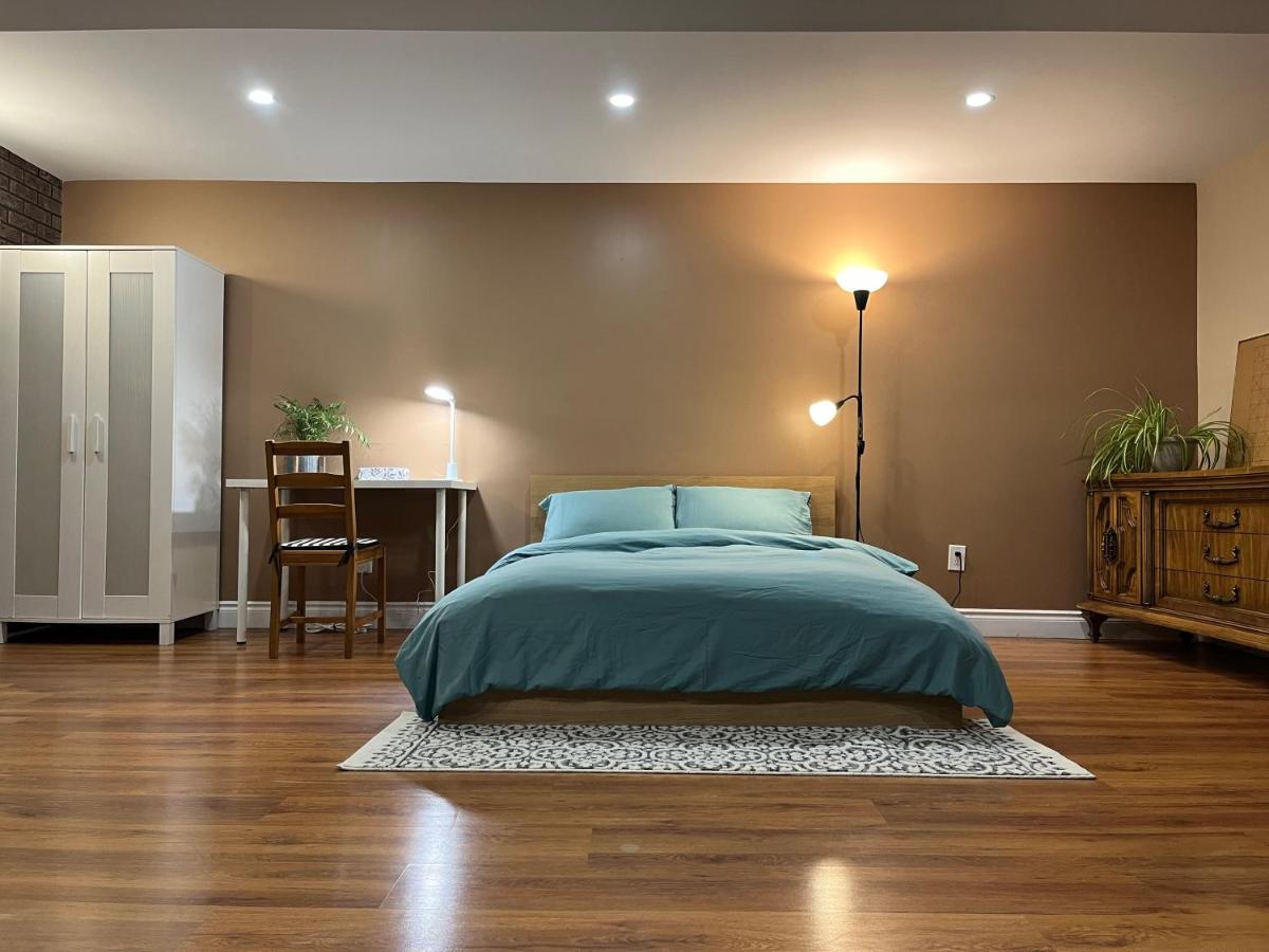 Entire Basement Apartment in Mississauga, Etobicoke - Bed and Breakfast