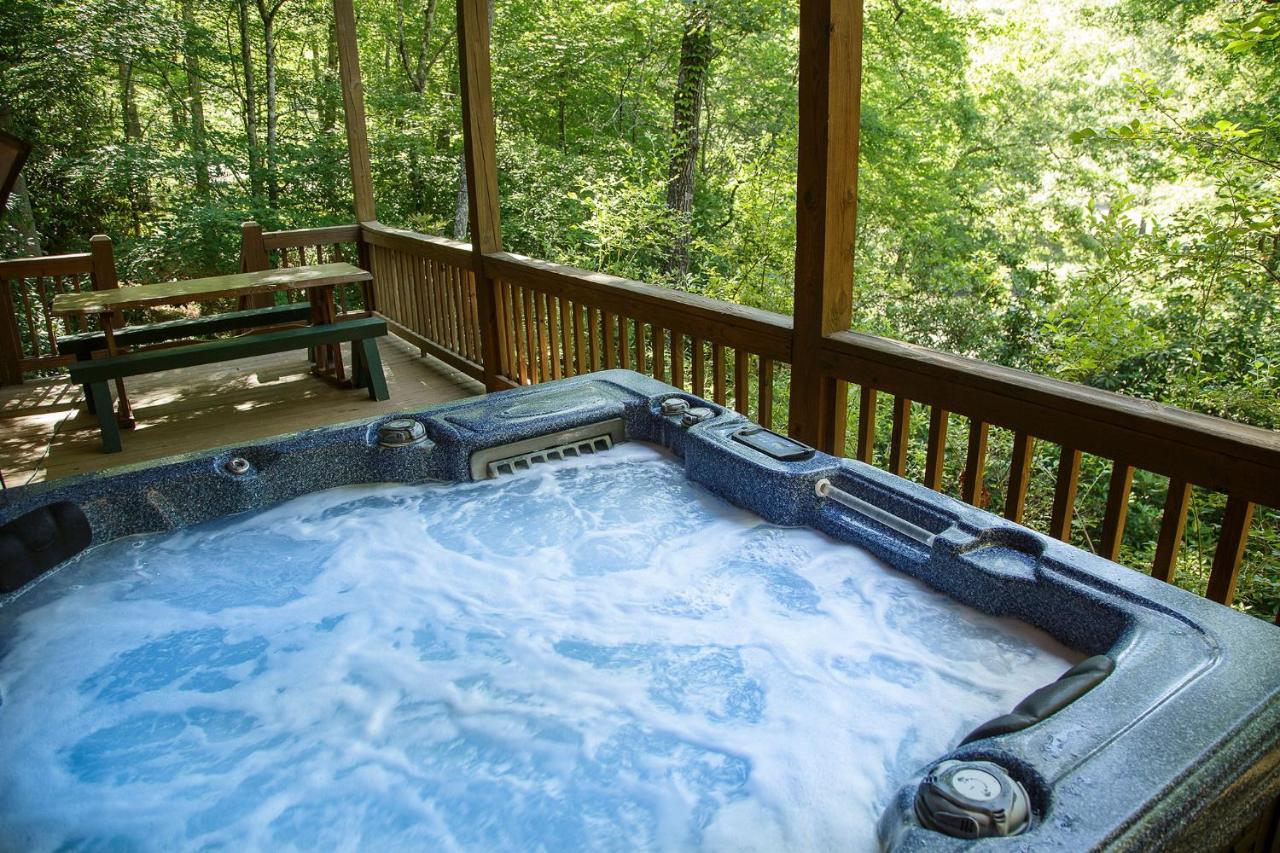 B&B Copperhill - A Little Bit of Heaven Swim in the creek soak in the hot tub and relax in comfort - Bed and Breakfast Copperhill