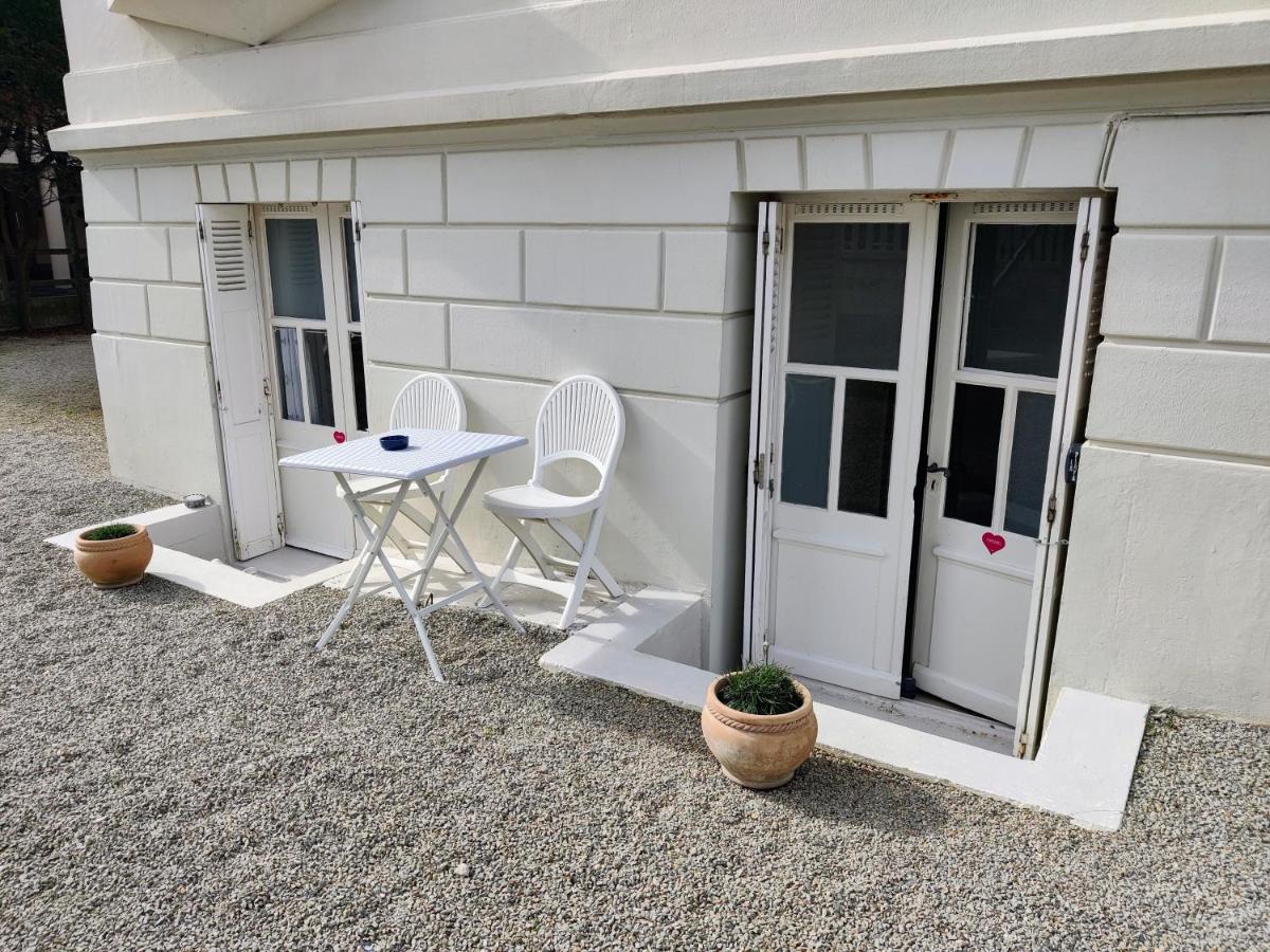 LA PLAYA - VILLA ST LAURENT - Grand Studio avec espace nuit et parking privatif - 40 mètres de la Promenade Marcel Proust - Chambres d’hôtes