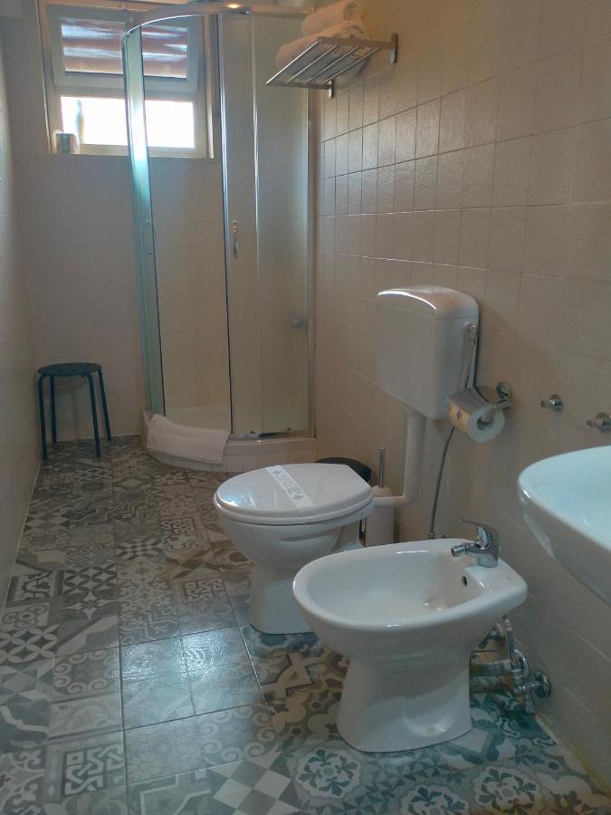 Chambre Double ou Lits Jumeaux avec Salle de Bains Privative