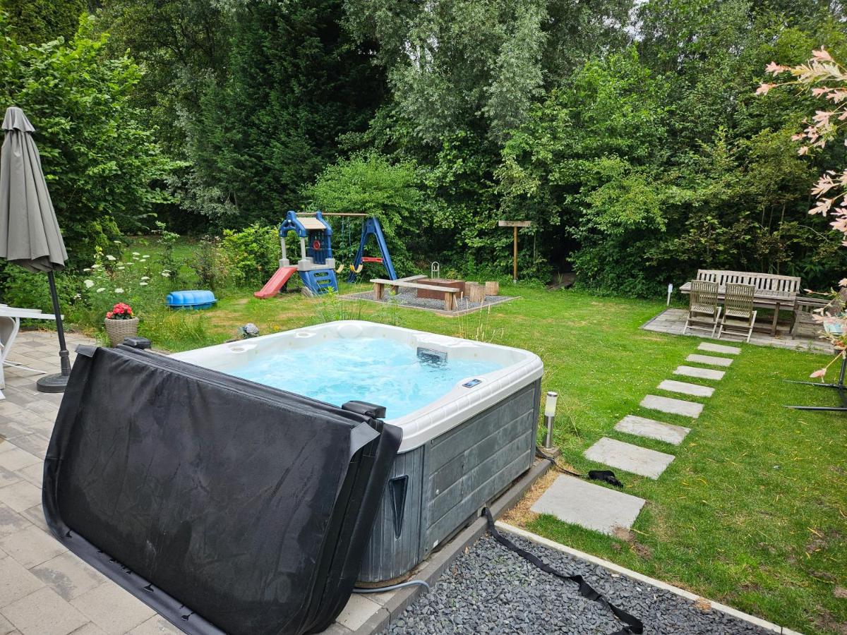 B&B Ewijk - Family home, large garden, playground kids, firepit, terraces, sleeps max 7 and 1 babycot, kids playroom inside - Bed and Breakfast Ewijk