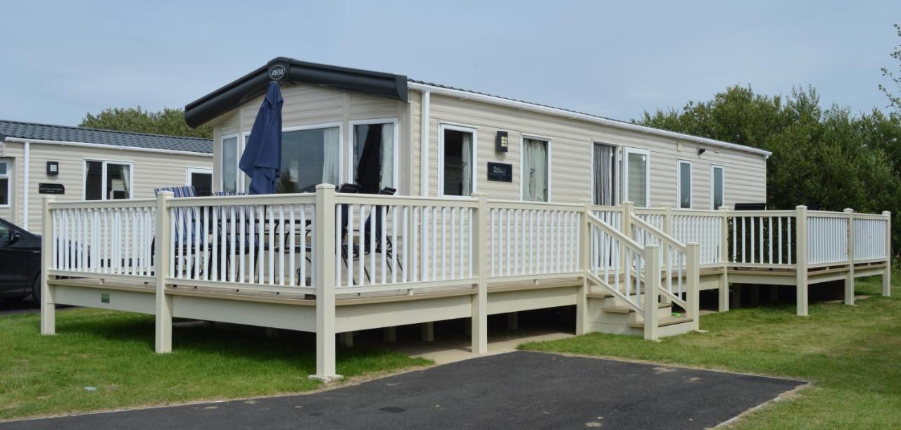 Luxury Hot Tub Caravan Tattershall Lakes, 6 berth, Dog & Pet friendly - B&B