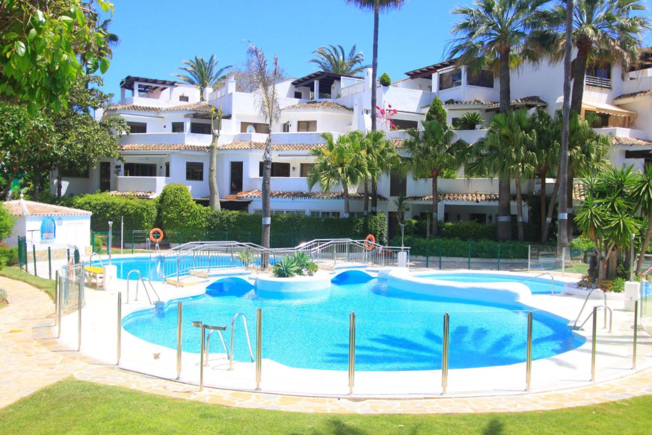 1093 modern beach apartment , huge terrace , bbq - Bed and Breakfast