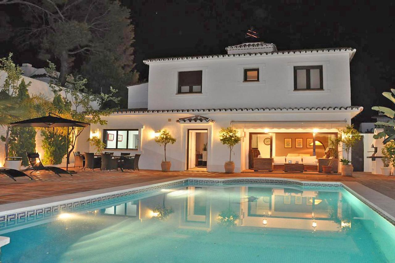 B&B Marbella - 1102 Villa with pool ,lounge, BBQ ,direkt in Marbella - Bed and Breakfast Marbella