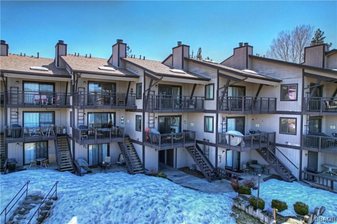 Lakehouse Retreat - Community Pool, Lake Views and Walk to Village! - B&B
