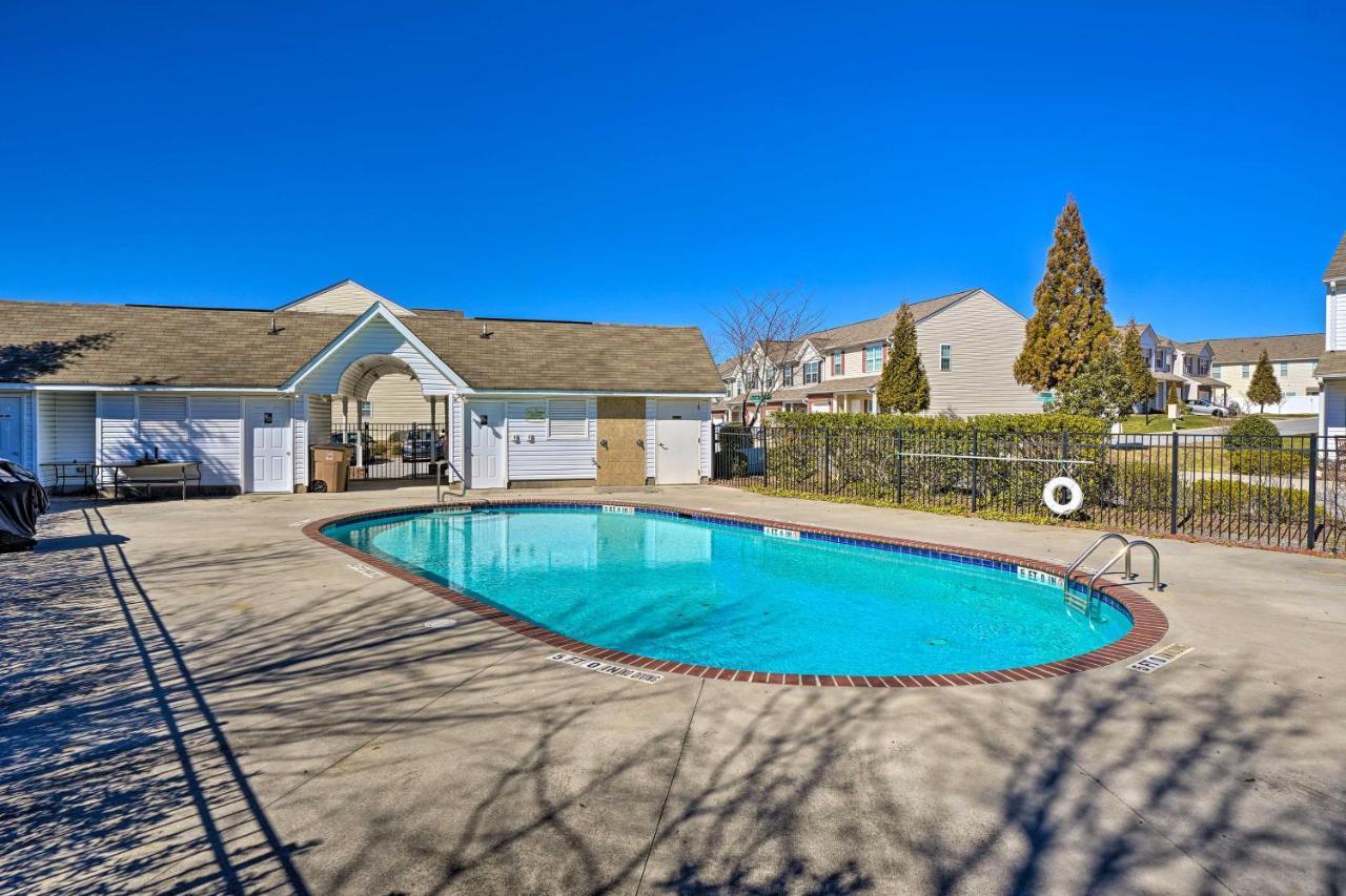 Cozy Greensboro Townhome with Community Pool and Grill - Chambres d’hôtes