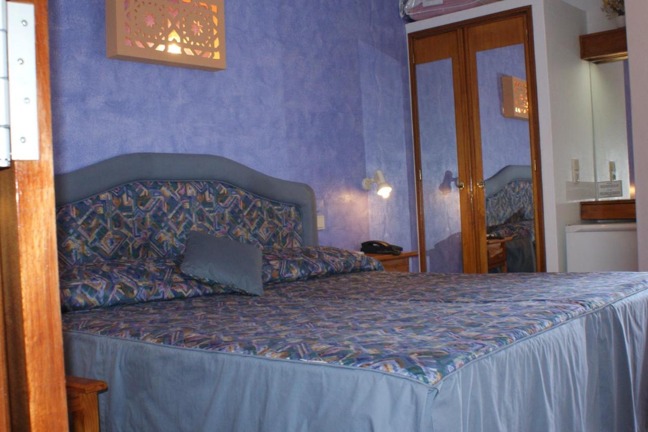 Doppelzimmer mit Balkon mit Blick auf die Vorderseite der Unterkunft