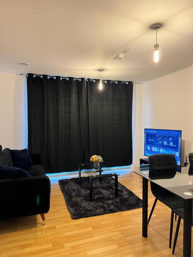 Spacious 2 Bedrooms Apartment In Stratford - Chambres d’hôtes