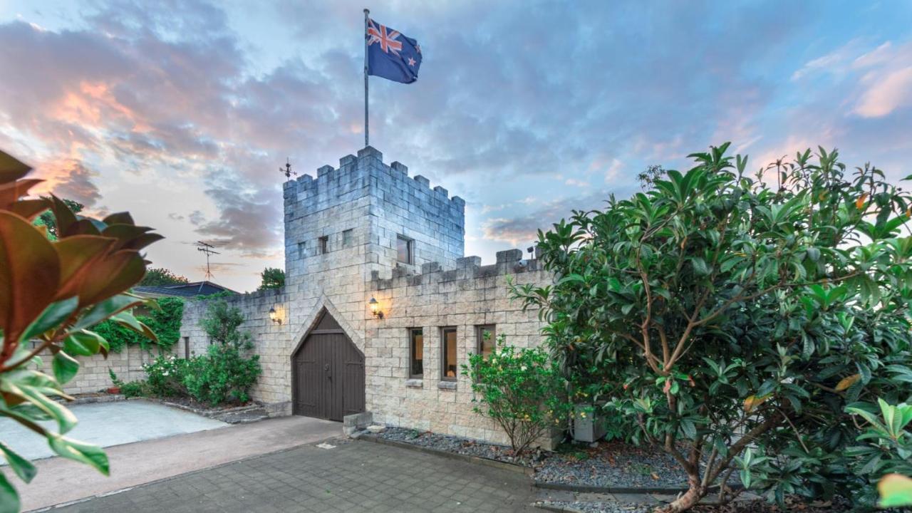 B&B Auckland - Unique Castle in Auckland - Bed and Breakfast Auckland