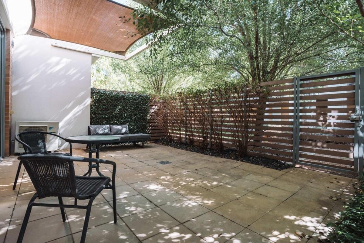 Comfy 1-Bed with Spacious Courtyard & Parking - B&B