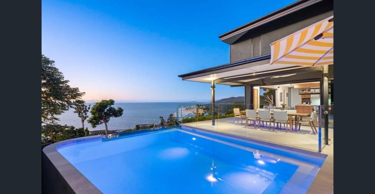 B&B Airlie Beach - 'Whitsunday Blue' Luxury Home with Ocean Views - Bed and Breakfast Airlie Beach