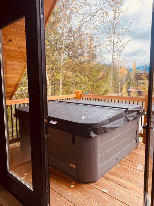 Ski-In Chalet: Private Hot tub, Bonus Bunk House - B&B Fernie