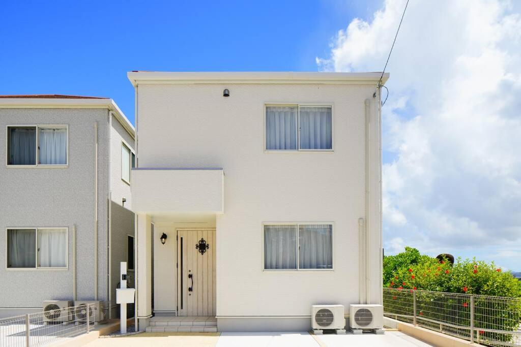 【エメラルド色の海が目の前に！】自然を満喫できるロケーション。お洒落な感じの4LDK一軒家貸し切り！ - B&B Yaka