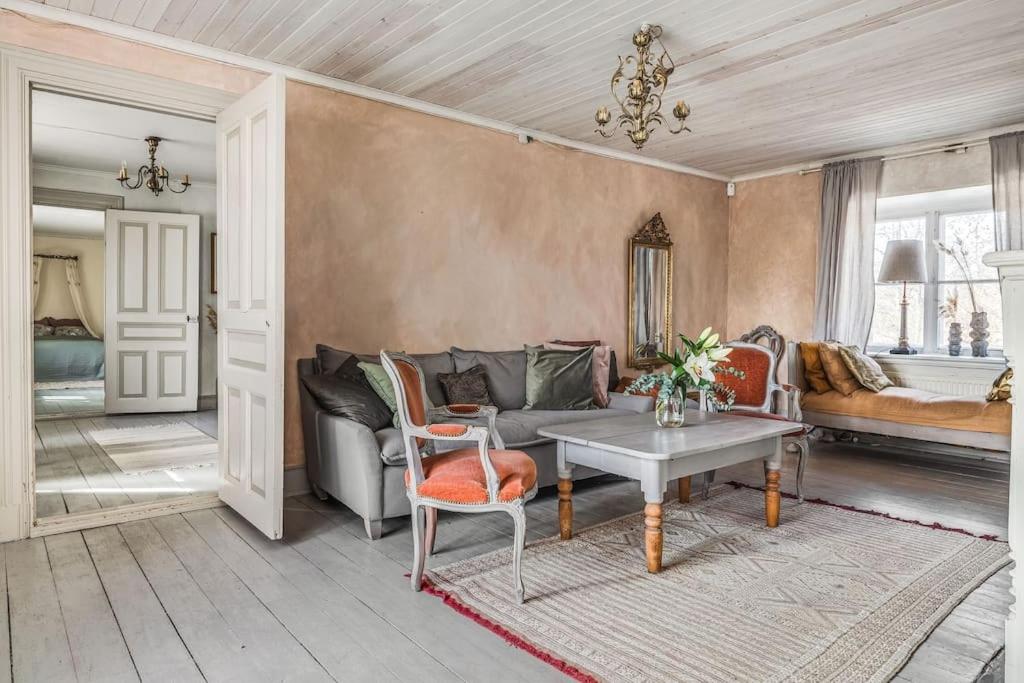 Large Stylish Charming House With Big Garden - B&B Eskilstuna