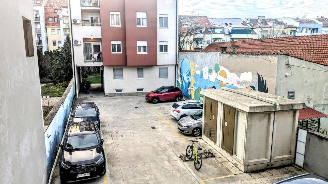 Spacious & attractive 600m-7minuta hoda od centra, mogucnost za parking-apartmani-nsmilos - B&B
