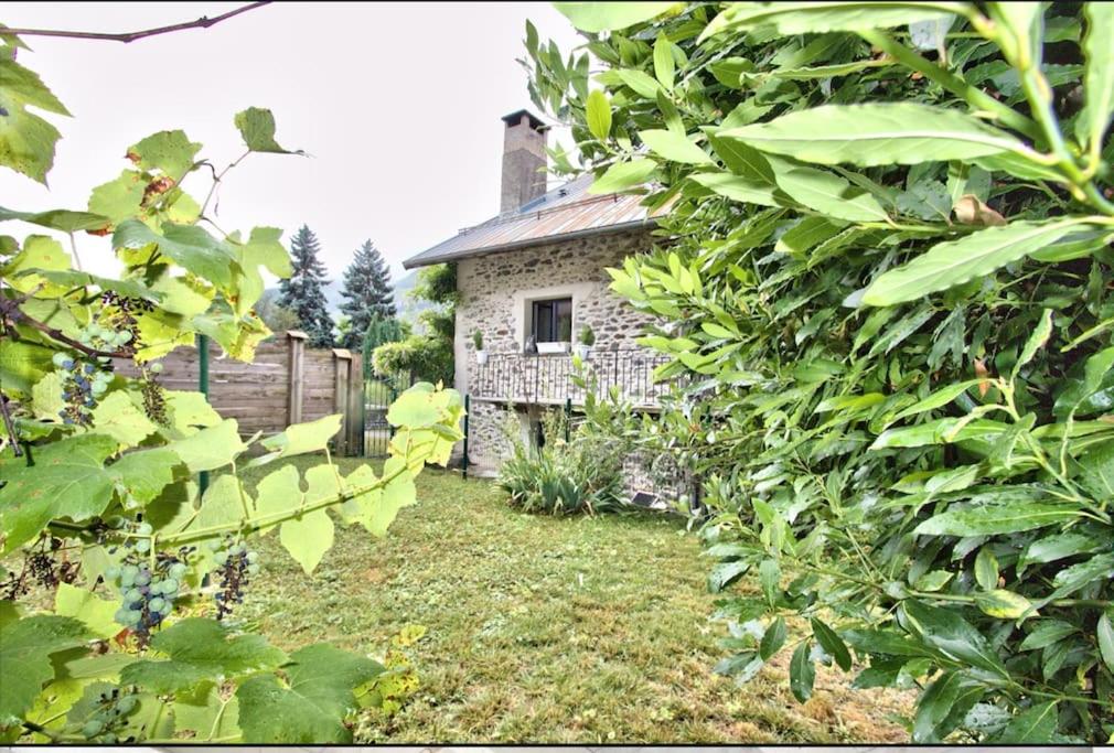 La Tour charmant très bien situé minimum 2 nuits merci - B&B