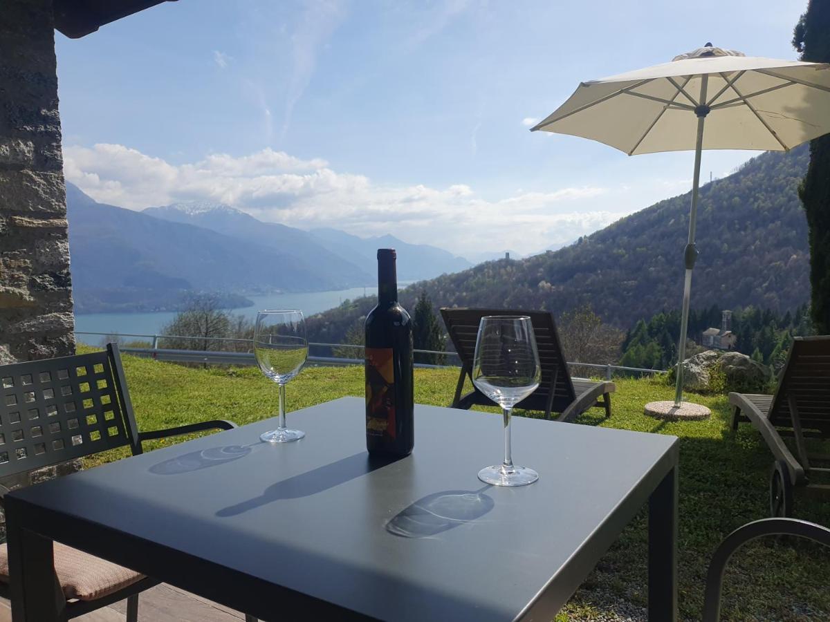 Zimmer mit Kingsize-Bett und Seeblick