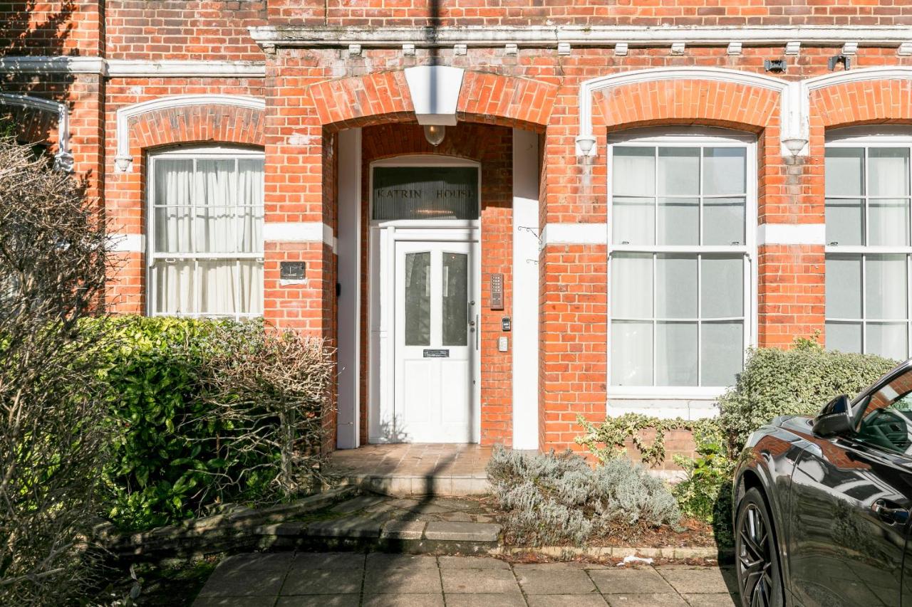 Modern aptmt, 2 Stops to Central London, Smart lock, Netflix - B&B