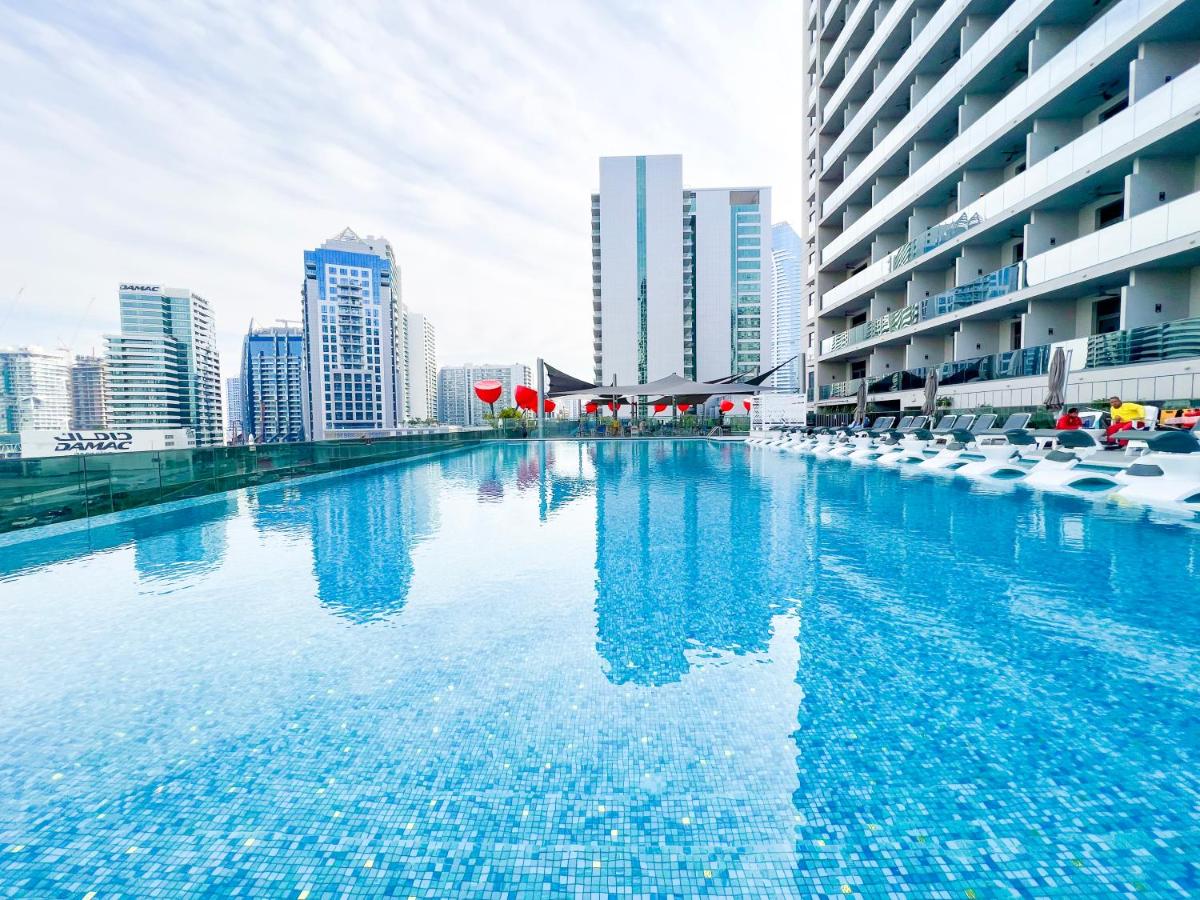 MAG318, Modern Studio Apartment with Great Amenities and Canal View, 5min Walk to Dubai Mall - Bed and Breakfast Dubai