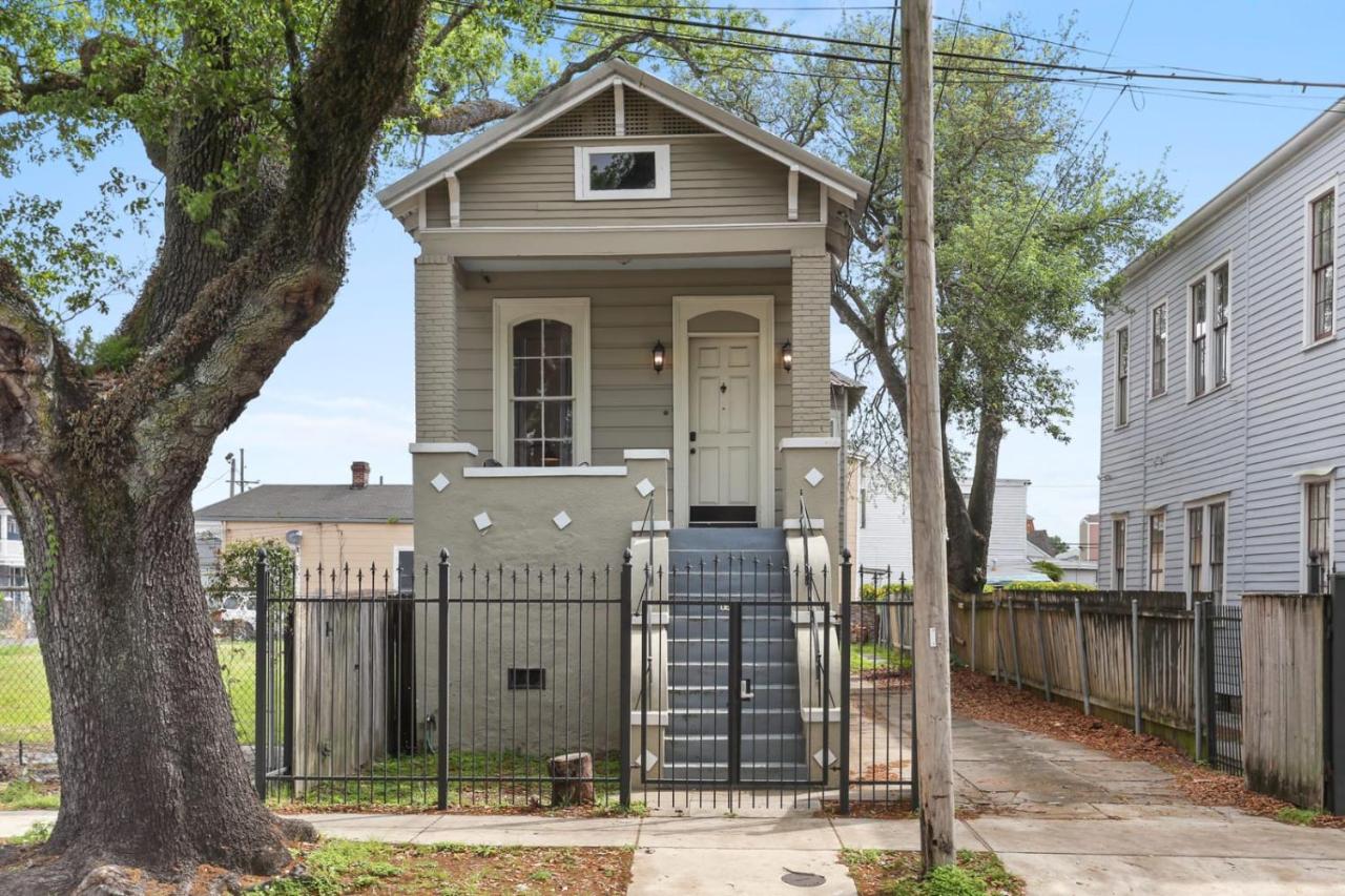 B&B New Orleans - 3BD HOME STEPS TO SAINT CHARLES Gated Parking - Bed and Breakfast New Orleans