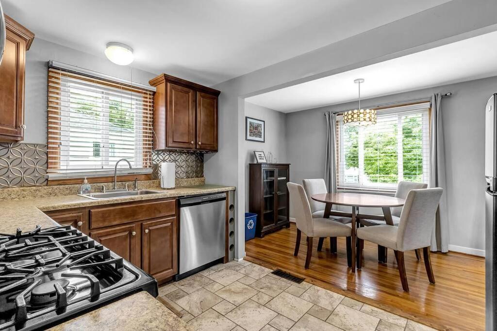 Gorgeous 2 Queen Bedroom Apartment in North Buffalo with 70 inch TV - B&B Buffalo