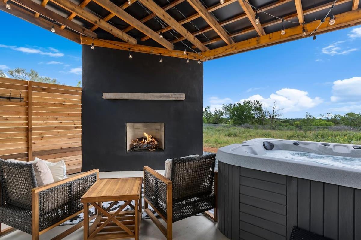 Ashlee's Farmhaus, Hot Tub, Fireplace, in town! - Ferienwohnung