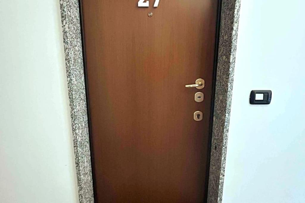App 27 Parcheggio Privato - Accogliente Monolocale - Chambres d'hôtes Monza
