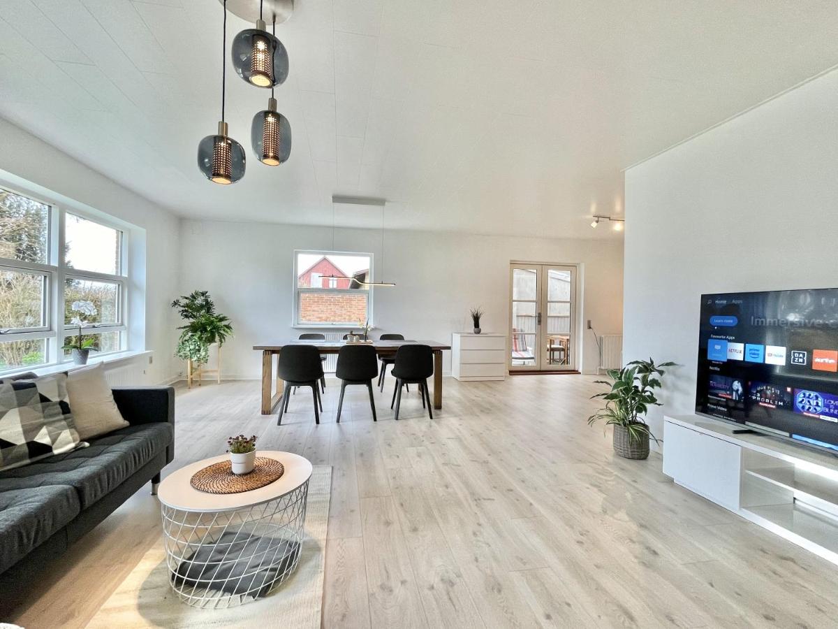 Stunning & Renovated 130sqm Villa only 5 min by car from sandy beaches - Chambres d’hôtes Åkirkeby