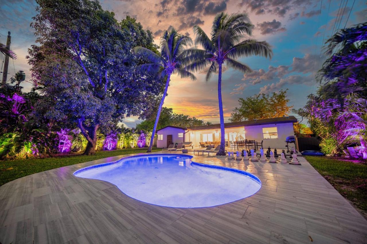 B&B North Miami - Luxury Retreat Heated Pool, Giant Chess 10 Minutes to Beach - Bed and Breakfast North Miami