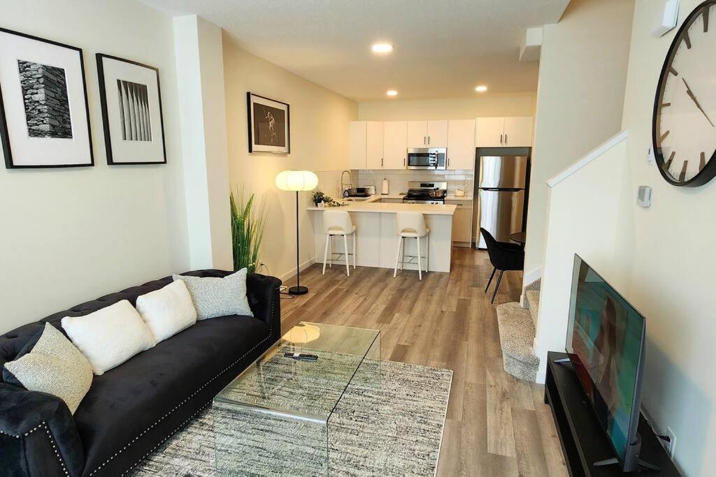 B&B Edmonton - Modern entire 3 bedroom home in downtown Edmonton - Bed and Breakfast Edmonton