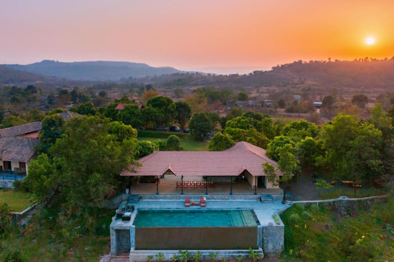 B&B Karjat - StayVista's Basalt - Hillside Farmstay with Mountain Views, Infinity Pool, Vintage Interiors, and Games Room - Bed and Breakfast Karjat