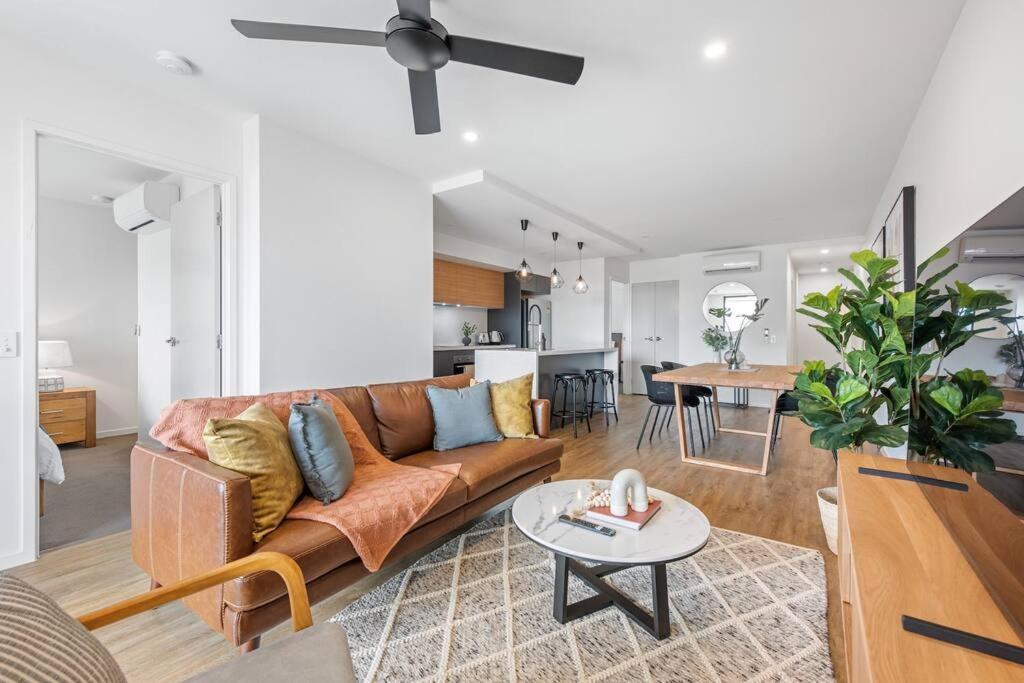 Stylish & Superb! 2Bed/2Bath/1Car~ Walk to CBD - B&B