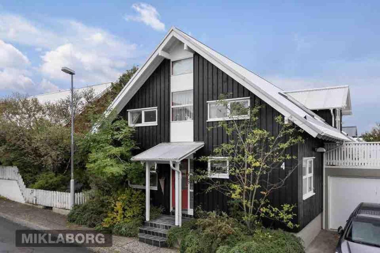 4 Bed House Sleeps 8 -Car Barbecue Balcony - B&B Reykjavík