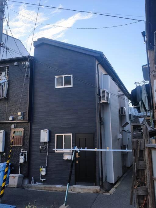 Tsudoi 集 - 5 Bed Rooms, 11 PAX, 2 Bathrooms, 1hr to KIX, 30min to Namba, 2-bldg Connected Private House Rental, Quiet Neighborhood Stay, Perfect for Families & Business Guests, Extended Stay Perks - Chambres d’hôtes Osaka