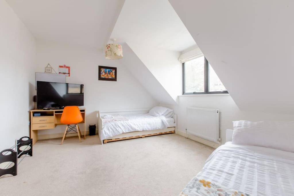 Cosy Twin beds with parking and Smart TV in a great location - B&B