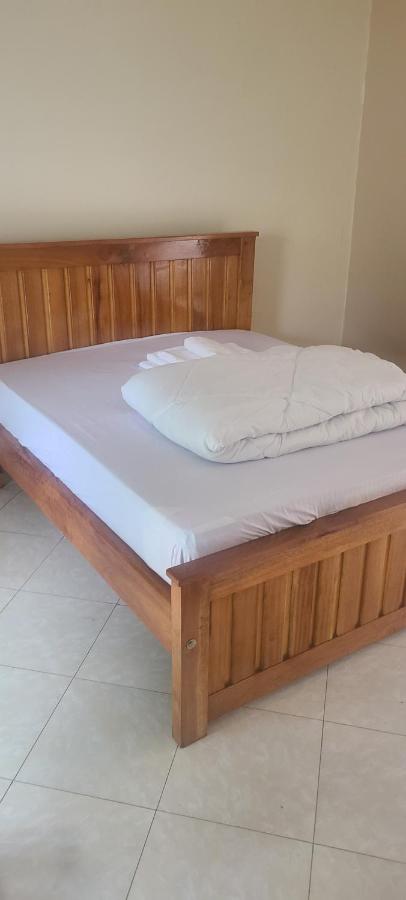 B&B Entebbe - Solace Guest House - Bed and Breakfast Entebbe