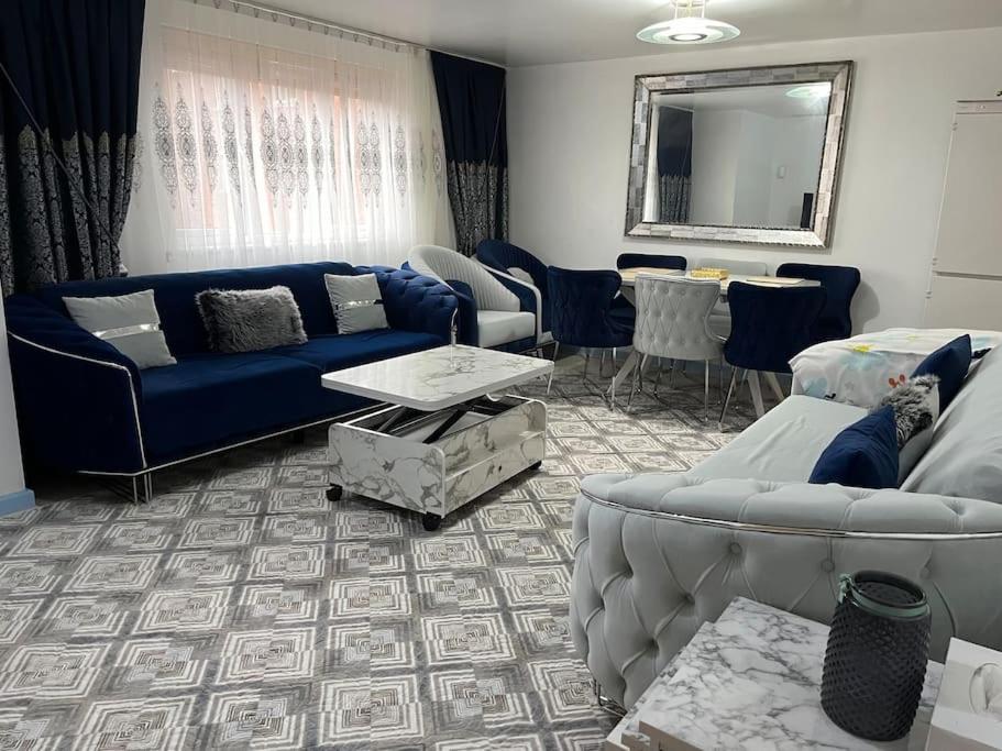 Entire flat In cardiff central - B&B