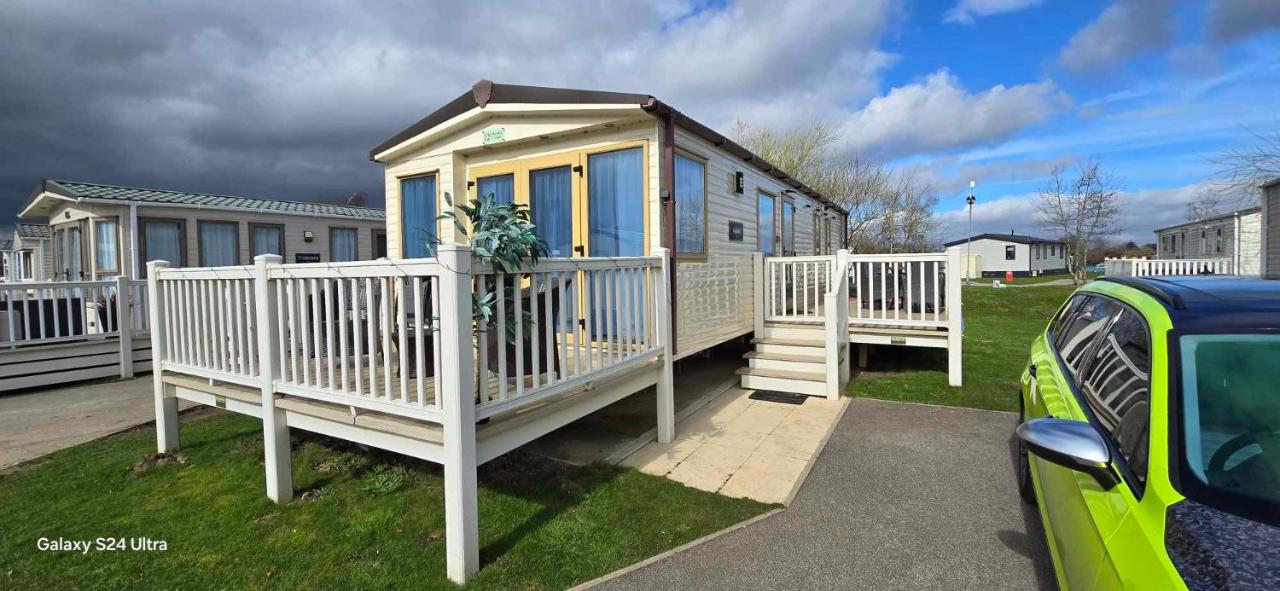 B&B Tattershall - RJ Luxury caravan hire 2 with Hot Tub - Bed and Breakfast Tattershall