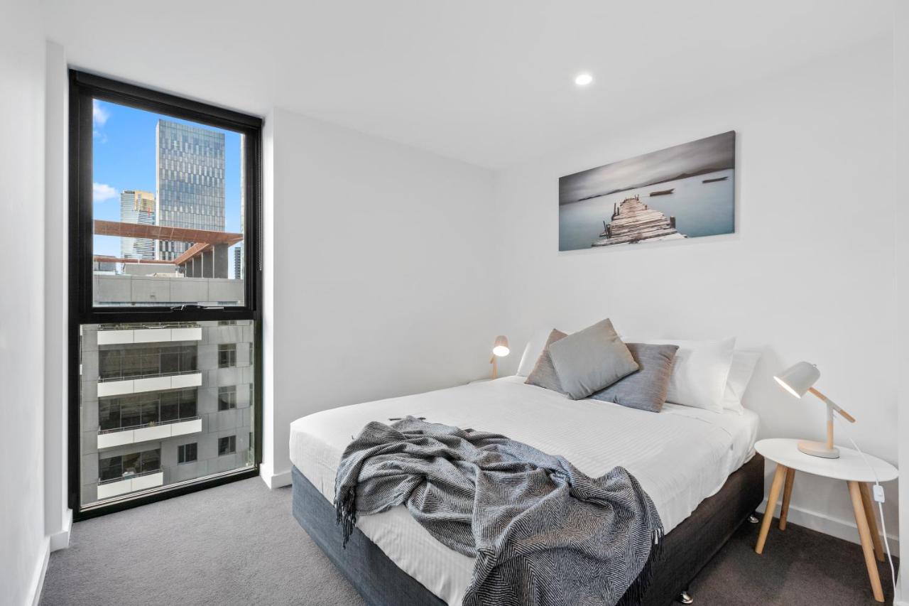 2 Bedroom 1 Bathroom Apartment on level 27 with Balcony and City View