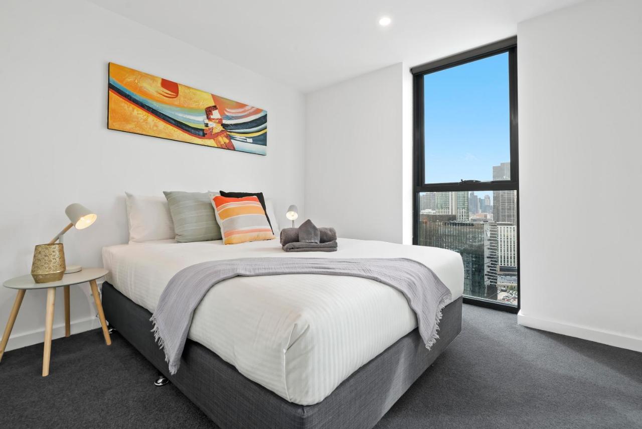 2 Bedroom 1 Bathroom Apartment on level 25 with Patio and City View