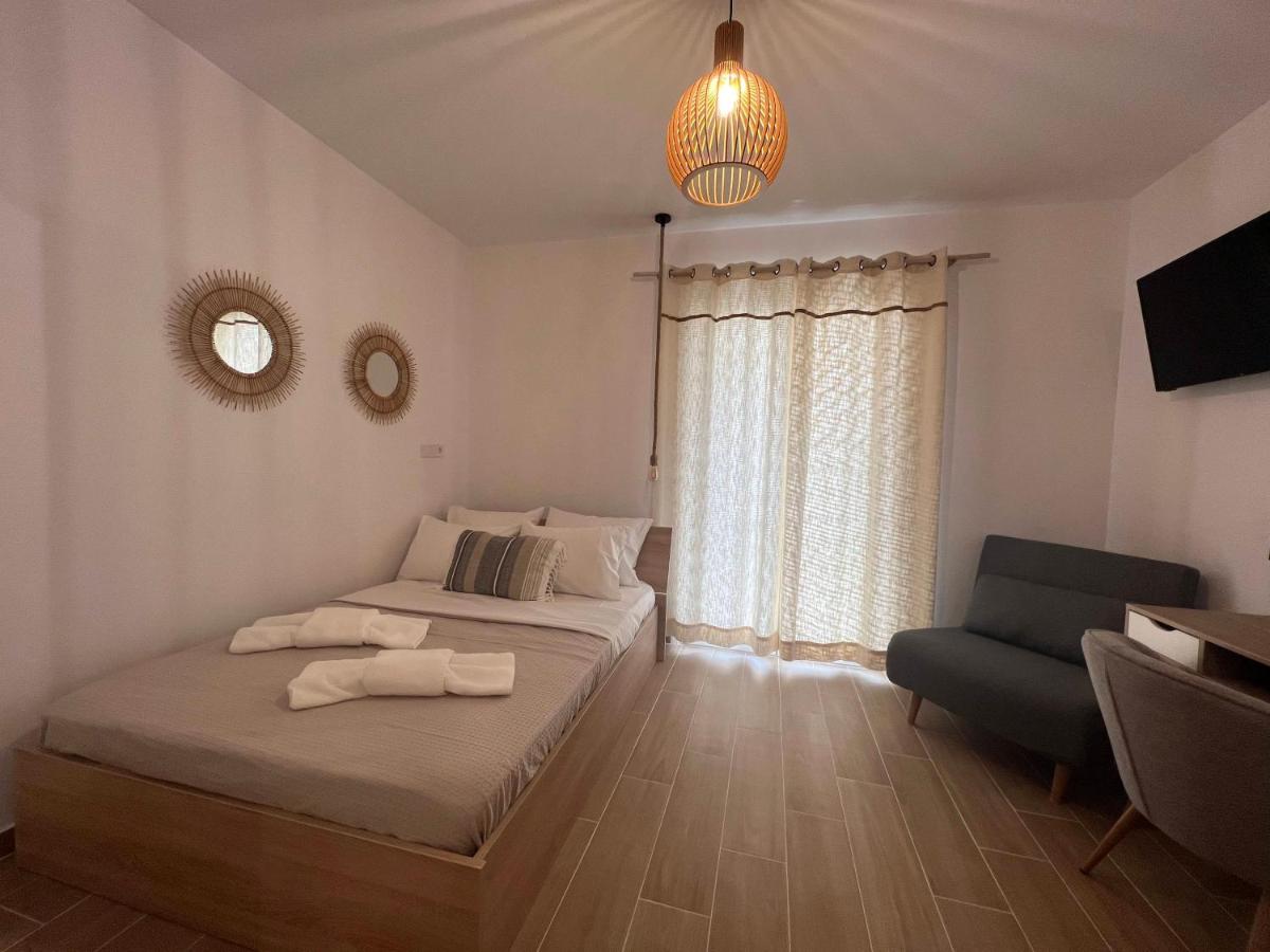 Calm Joy & J - New Bird - B&B Ermoúpolis