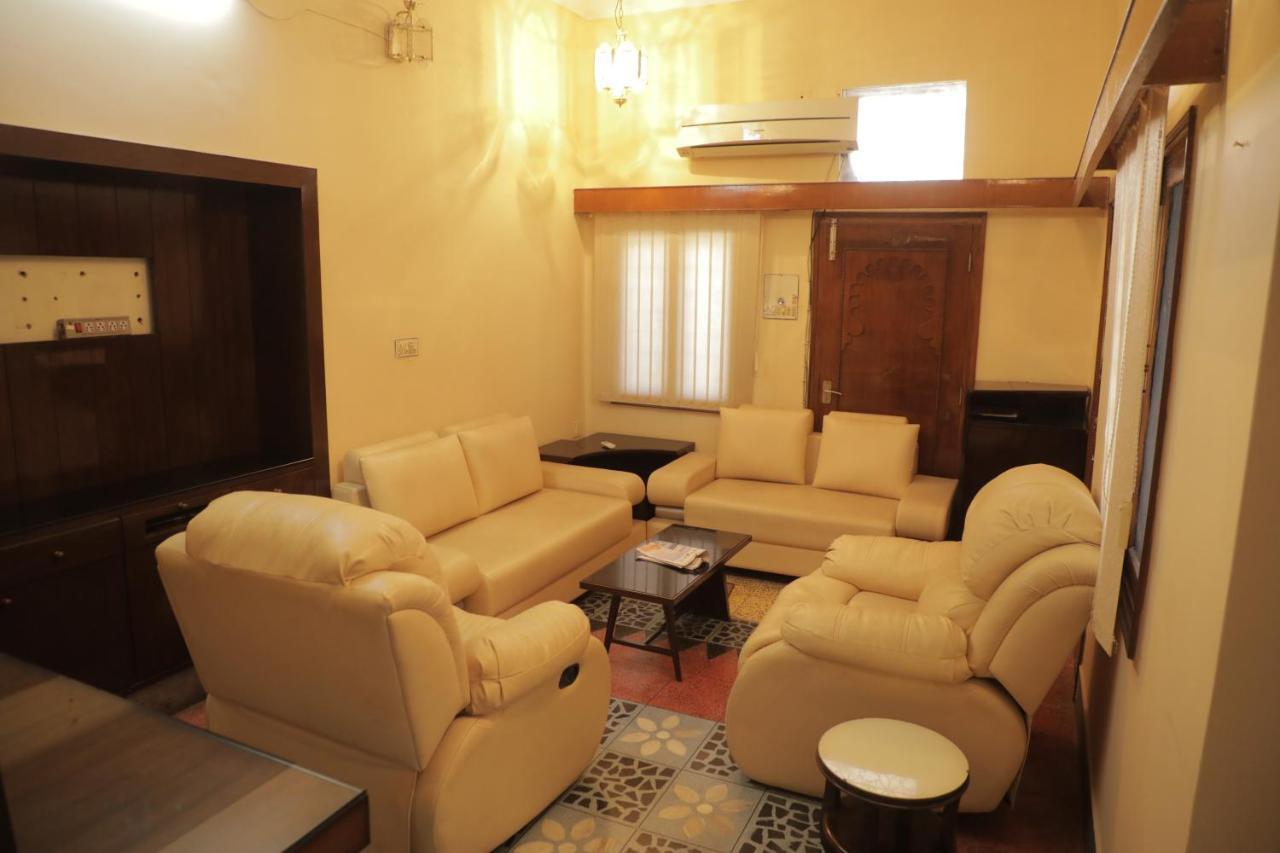B&B Udaipur - Authentique Home Abode - 3 Bedroom & Living - Bed and Breakfast Udaipur