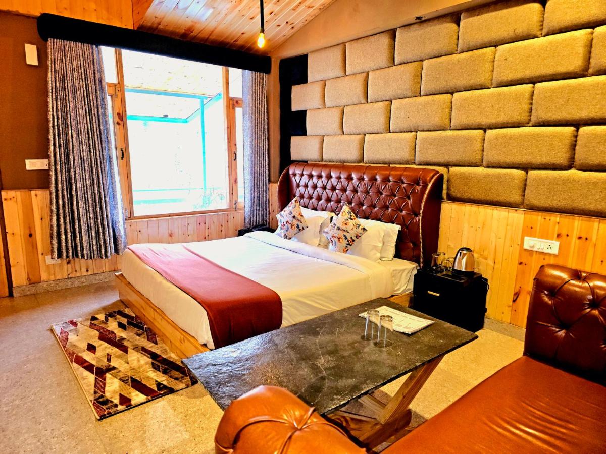 B&B Manali - Hotel Old Manali with Balcony and Mountain Views, Near Manali Mall Road - Bed and Breakfast Manali