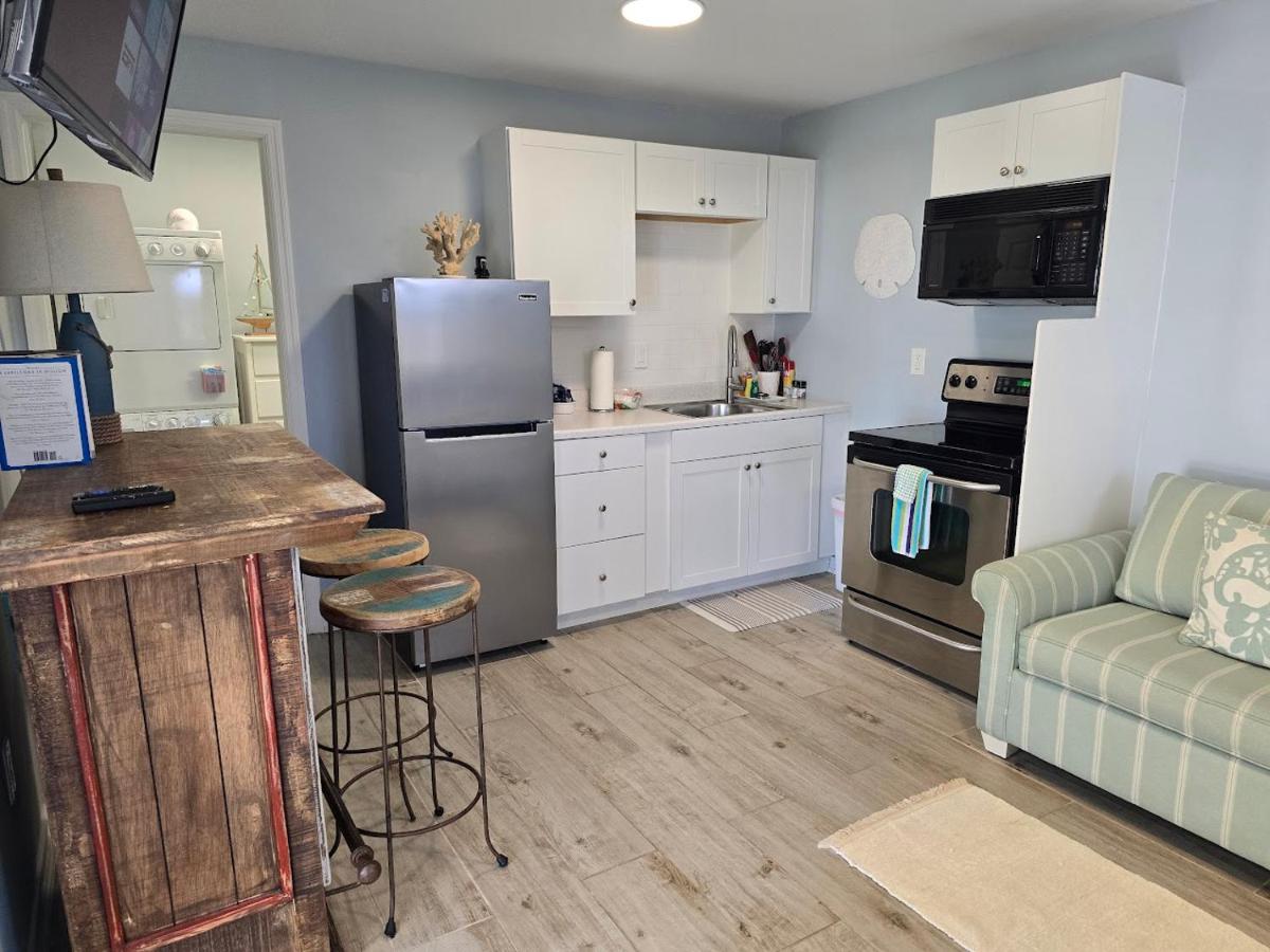 B&B Bonita Springs - Seahorse - Tiny Home 1.2 Mi, 2 Beach Kitchen W & D Queen Bed - Bed and Breakfast Bonita Springs