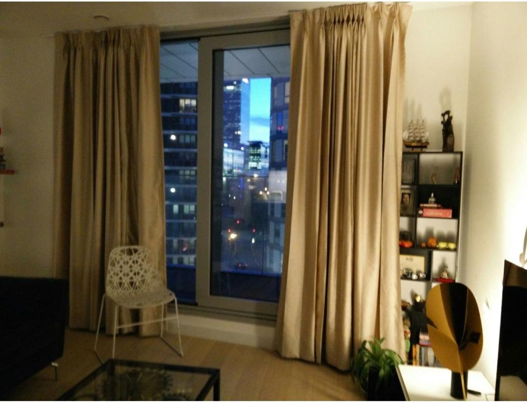 Private room in shared luxury canary wharf apartment - lgbtq friendly - Ferienwohnung London