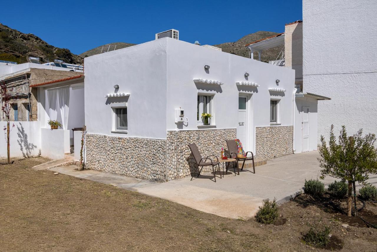 Salty Beach Cottage, 20m from Kini Beach - Chambres d’hôtes