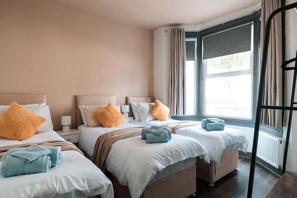 EDMONTON - 4 bedrooms, Sleeps 8, 3 bathroom Contractor Base - B&B